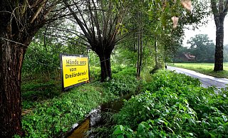 Stößt auch auf Vorbehalte: Anlieger an den Straßen in der Pausheide haben am Tilhägerweg ein Schild aufgestellt, wonach sie sich gegen eine Ausweisung als Gewerbegebiet aussprechen. - Andreas Frücht