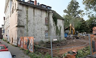 Baurbeiter erschließen das hintere Gelände des früheren Dohm-Hotels mit einer provisorischen Zufahrt von der Löhrstraße aus. Das Carl-Severing-Haus wird entrümpelt. - Frank-Michael Kiel-Steinkamp