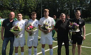 Auf Wiedersehen: Karl-Heinz Kirches (v. l.), Adrian Mavretic, Melvin Sander, Adrian Koch, Andreas Hinkelmann und Tino Müller, hier am Pfingstmontag auf dem Sportplatz in Lohe. - Wolfgang Döbber
