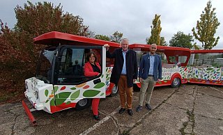 Die Gartenschau-Geschäftsführer Claudia Koch (v.l.) und Jan Sommer sowie Höxters Bürgermeister Daniel Hartmann mit der noch namenlosen Bimmelbahn, die in Kürze getauft werden soll. - LGS 2023 Höxter/Manuela Puls
