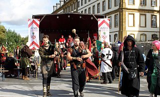 Musik, Kulinarisches, Kultur und mehr gibt es vor der historischen Bürener Kulisse zu erleben. - Stadt Büren