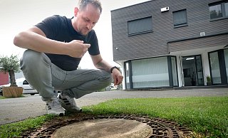 Der Gütersloher Unternehmer Florian Gnegel bekommt es an der Dieselstraße immer wieder mit üblen Gerüchen und Ausgasungen aus der Kanalisation zu tun. - Andreas Frücht