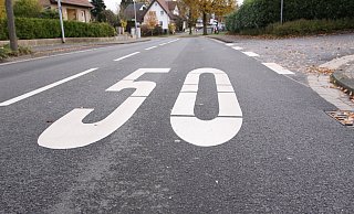 Schon vor einigen Monaten wurden große Piktogramme auf der Fahrbahn aufgebracht, um auf die zulässige Höchstgeschwndigkeit hinzuweisen. - Björn Kenter