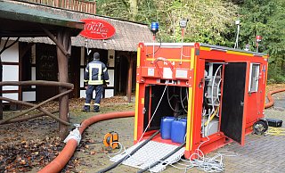 Mit einer fast zwei Kiloemter langen Schlauchleitung wird Wasser aus dem Moorsee geführt. Auch hochleistungsstarke Pumpen sind an der "Moor Ranch" aufgebaut. - Mareike Patock