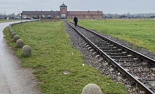 Schienen zur so genannten „Judenrampe“: Auf diesen Schienen fuhren die Transporte mit den jüdischen Menschen durch das Tor ein. Direkt nach der Ankunft entschied ein Arzt während des „Selektionsprozesses“ über Tod oder Verbleib der Menschen. - Stadt Warburg