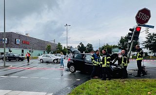 Bei einem Verkehrsunfall auf der Kreuzung Osnabrücker Landstraße/Avenwedder Straße wurden drei Menschen verletzt. - Thorsten Heß