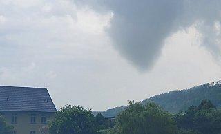 Tornado bei Höxter: Der sichtbare Teil des Rüssels hat noch nicht den Boden erreicht. Das Zerstörungspotenzial ist trotzdem enorm. - Thomas Kube