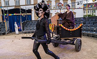 Der Tod (Stephan Weigelin) zieht Jedermanns Werke (Meda Gheorghiu-Banciu) und einen Sarg auf einem Karren in die Arena der Paderborner Inszenierung. - Tobias Kreft