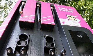 Auch an der öffentlichen Schnellladestation der Telekom an der Bohlenstraße (B65) in Lübbecke haben die Kupferkabeldiebe zugeschlagen. - Heike von Schulz