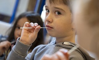 Echte Lollis sind doch leckerer, scheint dieser noch etwas skeptisch dreinschauende Junge beim gleichnamigen Test zu denken. Ob zukünftig im Morgenkreis in den rund 200 Bielefelder Kitas wirklich alle 13.000 Kinder regelmäßig mitmachen, bleibt abzuwarten. - Peter Kneffel
