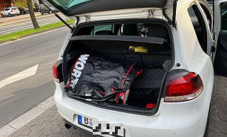 Nach der Festnahme wurde das Fahrzeug mit Berliner Kennzeichen von der Polizei durchsucht. - Claus Frickemeier