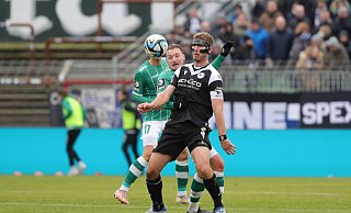 Kapitän Fabian Klos (vorne) behauptet im Trikot von Arminia Bielefeld den Ball vor Lübecks Florian Egerer. - imago images
