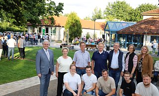 Die Eröffnung des Schöninger Dorfplatzes feiern (hinten v.l.) Bürgermeister Werner Peitz, Christiane Rolf, Friedhelm Börger, Franz-Josef Ramsel und Leo Brink vom Arbeitskreis, die Landschaftsarchitektinnen Andrea Kulik und Doris Fecke, (vorne v.l.) Julian Schulte und Marcus Horenkamp vom Arbeitskreis sowie die Garten- und Landschaftsbauer Alexander Schulze-Dasbeck, Gino Osmers und Martin Keller. - Regina Brucksch