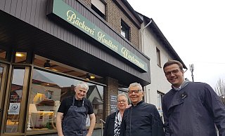 Der Ort bleibt, die Optik wird sich verändern: Willi (v.l.), Martina und Johannes Westermann stehen mit Benedikt Goeken vor der Benhauser Traditionsbäckerei. - Birger Berbüsse