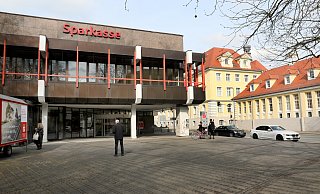 Der Kreisausschuss berät und beschließt im April darüber, ob der Kreis die frühere Hauptverwaltung der Sparkasse an der Abteistraße als ganze Einheit mietet. - Frank-Michael Kiel-Steinkamp