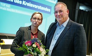Blumen für die Vorsitzende: Sitzungsleiter und Ratsfraktionschef Ralf Nettelstroth gratuliert der CDU-Kreisvorsitzenden Chrsitiana Bauer zur Wiederwahl. - Barbara Franke