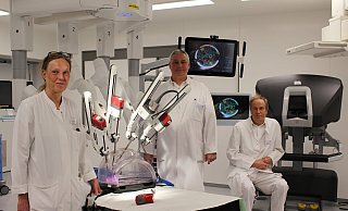 Ricarda Diller (v.l.), Chefärztin für Allgemein- und Viszeralchirurgie, Guido Scholz, Chefarzt für Thoraxchirurgie und Andreas Kutta, Chefarzt für Urologie und Kinderurologie haben am Brüderkrankenhaus St. Josef in Paderborn bereits die ersten Operationen mit dem Da-Vinci-Operationssystem durchgeführt. - Pauline Maus