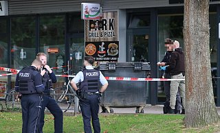 Die Spurensicherung ist am Bahnhofsvorplatz eingetroffen und sicherte Blutspuren. Hier wurden die Scheiben eines Friseurgeschäfts zerstört. - Claus Frickemeier