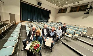 Platz genommen auf der neuen Tribüne haben (v. l.) Bürgermeister Werner Peitz, Stadthallen-Geschäftsführerin Anja Bauer, Aufsichtsratschef Josef Westerhorstmann sowie vom Stadthallenbauverein Wigbert Rath, Stefan Jüde und Michael Magh. - Jens Reddeker