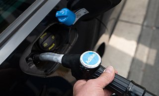 Bitte hier einfüllen: Der Kraftstoffzusatz AdBlue ist derzeit knapp - das bekommen auch Speditionen zu spüren. - picture alliance / SvenSimon