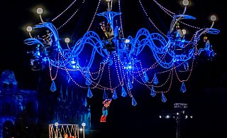 Bei der Show Cristal Palace turnen Akrobatikkünstler an einem riesigen Kronleuchter. Dazu gibt es Live-Musik zu der das Publikum am Boden mittanzen kann. - Foto: Patrick Desbois/Repro (bat)