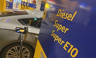 Am 1. Januar erhöht sich die Abgabe auf das Klimagas CO2. Das wirkt sich auf den Spritpreis an der Tankstelle aus. - picture alliance / SVEN SIMON