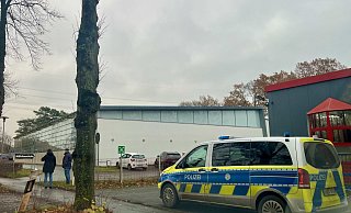 Eltern konnten die OGS-Kinder aufgrund des Polizeieinsatzes nicht direkt an der Hövelhofer Mühlenschule abholen. Auch die Sporthalle (l.) war gesperrt. Die Jungen und Mädchen wurden in einer nahen Reithalle betreut. - Jens Reddeker