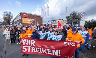 Circa 300 Teilnehmerinnen und Teilnehmer sind beim EVG-Streik dabei. - Niklas Tüns Circa 300 Teilnehmerinnen und Teilnehmer sind beim EVG-Streik dabei. - Niklas Tüns