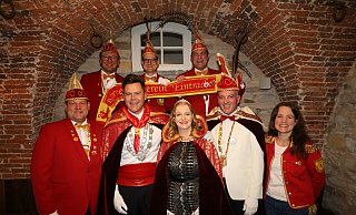 Begeistert vom Delbrücker „Eintracht“-Karneval sind der Vorsitzende Bernd Austerschmidt (vorne v. l.), das Kranzkönigspaar Thomas Michna-Sundermeier und Anke Sundermeier, Prinz Oliver I. Scheer, Sarah Knapp vom Frauenelferrat, (hinten v.l.) der zweite Vorsitzende Lars Rodewald, Vize-Präsident Ralf Brüggenthies und Präsident Peter Hartmann. - Regina Brucksch