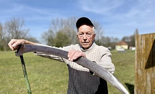Gerhard Stoß auf seinem Grundstück an der Kupferstraße mit seiner französischen Sense. - Stefan Becker