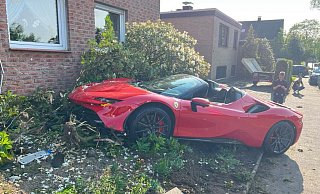 Bei dem roten Ferrari mit Kölner Kennzeichen handelt es sich um ein Kundenfahrzeug. - Thorsten Heß