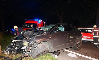 Beide Insassen dieses Opel Grandland X wurden am späten Donnerstagbend so schwer verletzt, dass Lebensgefahr nicht ausgeschlossen ist. - Ralph Meyer