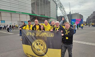 Julian Pühse (r.) mit dem "BVB Fanclub – Die Germanen kommen" vor dem Wembley Stadion in London. - privat