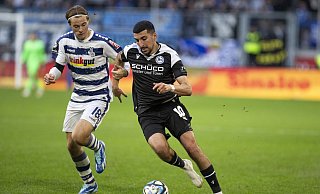 Arminia Bielefelds Nassim Boujellab (r.) behauptet sich gegen Duisburgs Caspar Jander. Gegen den FC Ingolstadt muss der DSC auf den 24-Jährigen wegen einer Gelbsperre verzichten. - IMAGO/Beautiful Sports