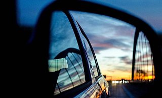 Mit System hatten die Täter Ausschau nach hochwertigen Fahrzeugen der Premiumklassen Mercedes, BMW und Porsche. Ihre Spiegel sind offensichtlich besonders einfach abzumontieren. - Symbolfoto: Pixabay