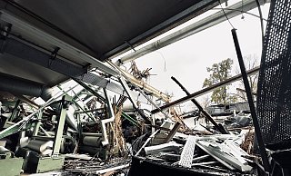 Die Aufräumarbeiten bei Delius nach dem Brand in einer Fabrikhalle in Jöllenbeck haben begonnen. - Stefan Becker