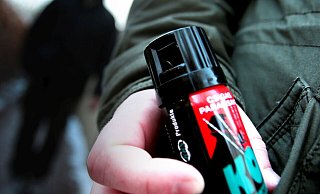 Die rasend wütende Frau zückte nun ihr Pfefferspray und drückte gleich mehrmals los. - Symbolfoto: Gerald Dunkel