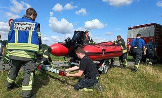 Schon wieder ließ die Feuerwehr Sassenberg ihr Boot zu Wasser, um sich das Ausmaß des Fischsterbens in Sassenberg anzusehen. - Achivfoto: Feuerwehr Sassenberg