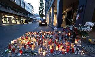 Blumen und Kerzen lagen im Mai am Ort der Gewalttat an der Marienstraße. - Niklas Tüns