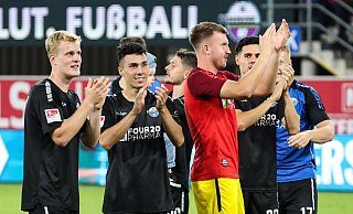 Die SCP-Spieler (vorne v. l.) Mattes Hansen, Niclas Nadj und Ersatztorwart Pelle Boevink bedanken sich nach dem 2:1-Heimsieg gegen Wiesbaden bei den Fans. - Imago Images