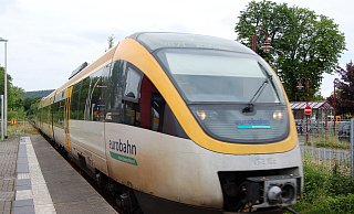 Die RB 71 im Bahnhof Bad Holzhausen: Tagelang fuhr hier kein Zug, auch einen Schienenersatzverkehr gab es wegen der Baustelle Bünder Straße (L 557) nicht. - Sandra Spieker