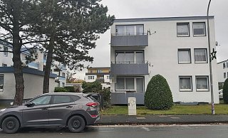 In diesem Haus an der Lübbecker Straße hat ein Unbekannter am Mittwochabend randaliert. Danach hat der Täter drei Polizisten angegriffen. - Florian Weyand