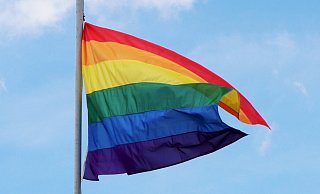 So eine Regenbogen-Flagge wurde am Widukind-Gymnasium in Enger verbrannt. - Ekkehard Wind