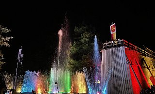 Musikalisch synchronisierte und farbenfrohe Wassereffekte beim Hederzauber-Wassershow. - Carola Drabon