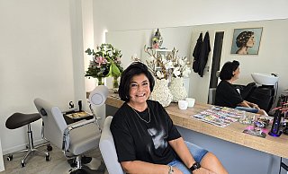 Die Wertheraner Frisörin Aynur Ferah hat sich einen Salon in ihre Wohnung gebaut. - Silke Derkum-Homburg
