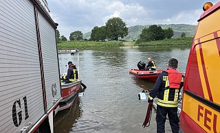 Die Feuerwehr Höxter war am Sonntag drei Stunden lang mit drei Booten auf der Suche - bislang ohne Erfolg. - FFW Höxter