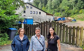 Birgit Lutzer (r.), Hartmut Lüker und Andrea Groß vom BUND zeigen von außen die Bauarbeiten auf der Wertheraner Reitsportanlage nahe Kirchdornberg. - Jonas Damme