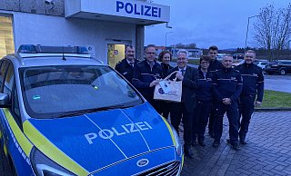 Kreisbrandmeister Bernd Kröger (v.l.), Wachleiter Stefan Göding, Kriminaldirektorin Maren Banzhaf, Landrat Jürgen Müller und die Polizisten Tanja Buschjost, Finn Heinze, Dirk Albrecht und Sascha Brandt vor der Löhner Polizeiwache. - Dirk Windmöller