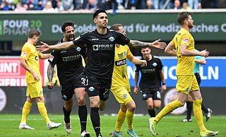 Paderborns Leistungsträger Raphael Obermair jubelt nach seinem verwandelten Elfmeter gegen Elversberg. - IMAGO/Ulrich Hufnagel
