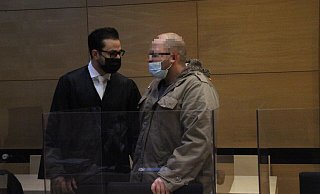 Der Bünder steht gemeinsam mit seinem Anwalt Ali Mojab (links) in Saal 2 des Bielefelder Landgerichts. - Florian Weyand